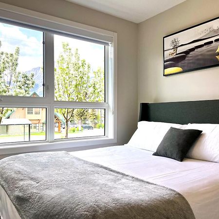 Brand New 2Br Condo With Outdoor Swimming Pool And Hot Tub Canmore Exteriör bild