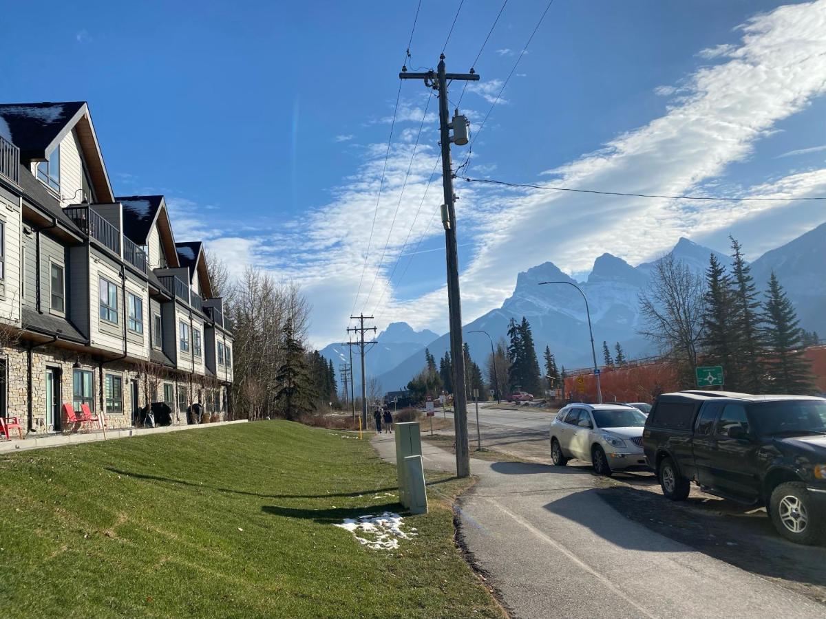 Brand New 2Br Condo With Outdoor Swimming Pool And Hot Tub Canmore Exteriör bild