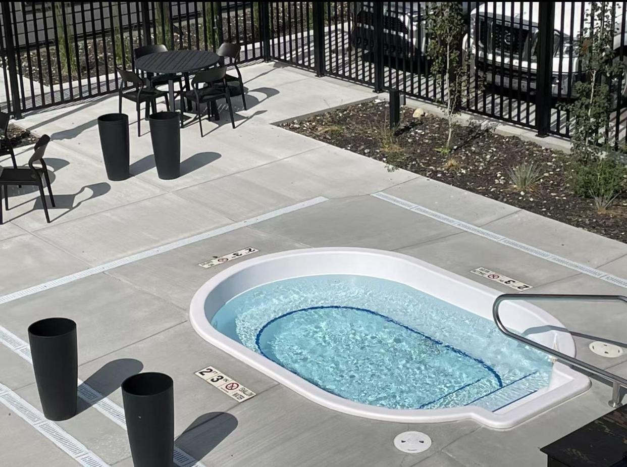 Brand New 2Br Condo With Outdoor Swimming Pool And Hot Tub Canmore Exteriör bild
