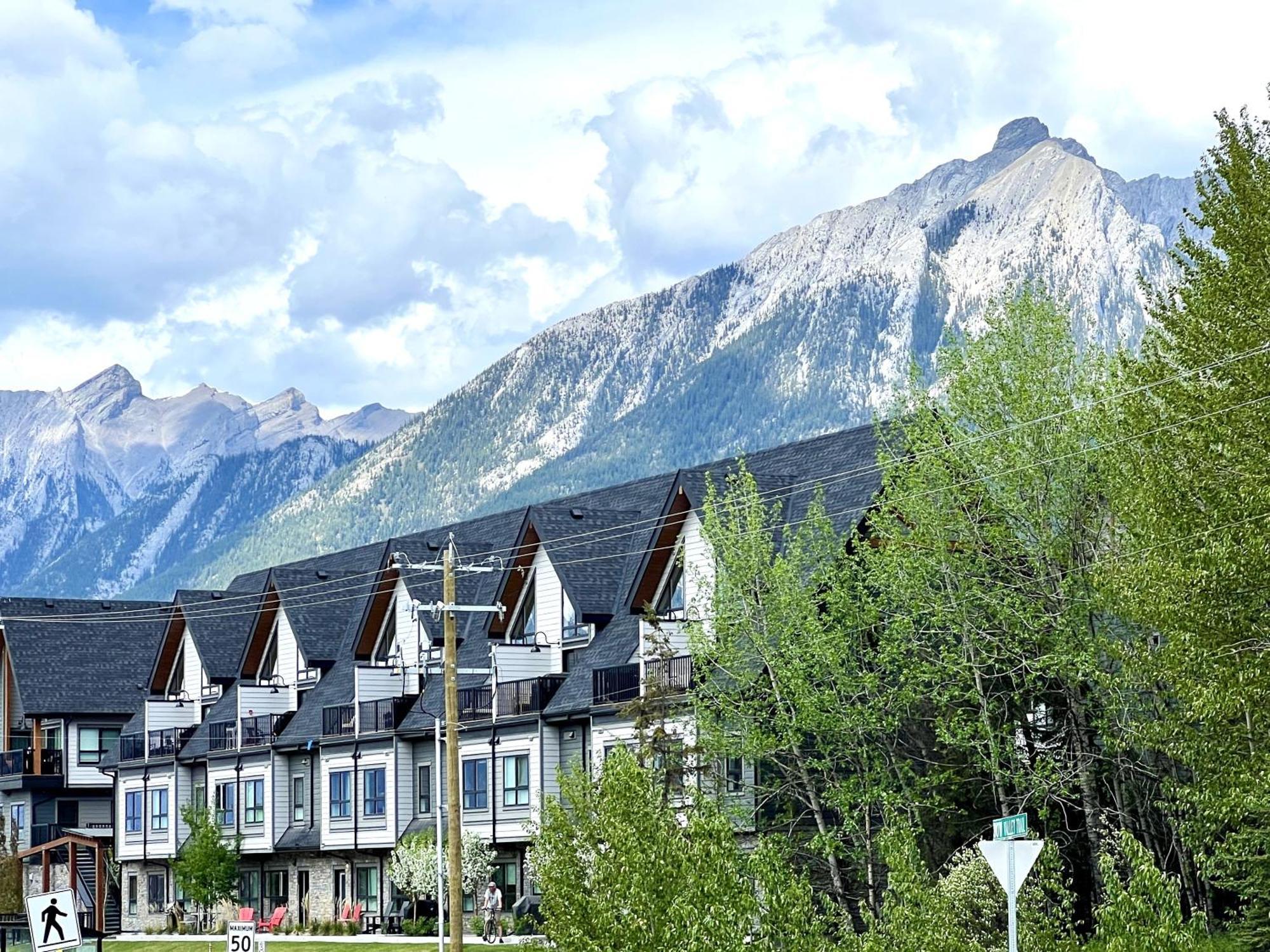 Brand New 2Br Condo With Outdoor Swimming Pool And Hot Tub Canmore Exteriör bild
