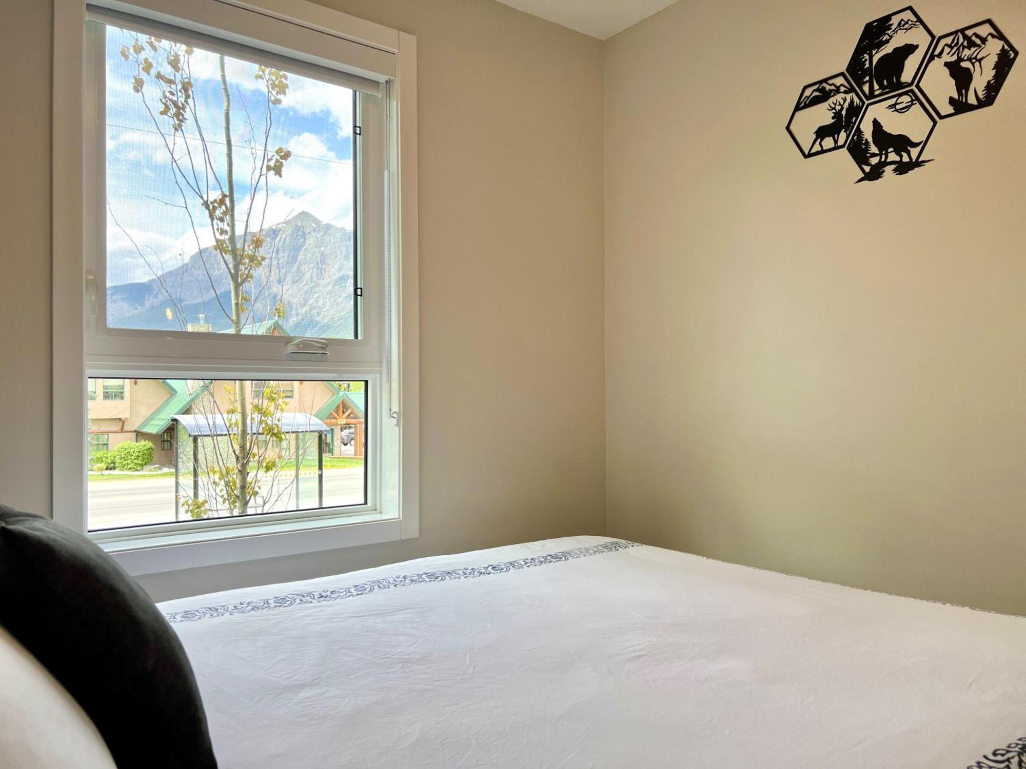 Brand New 2Br Condo With Outdoor Swimming Pool And Hot Tub Canmore Exteriör bild