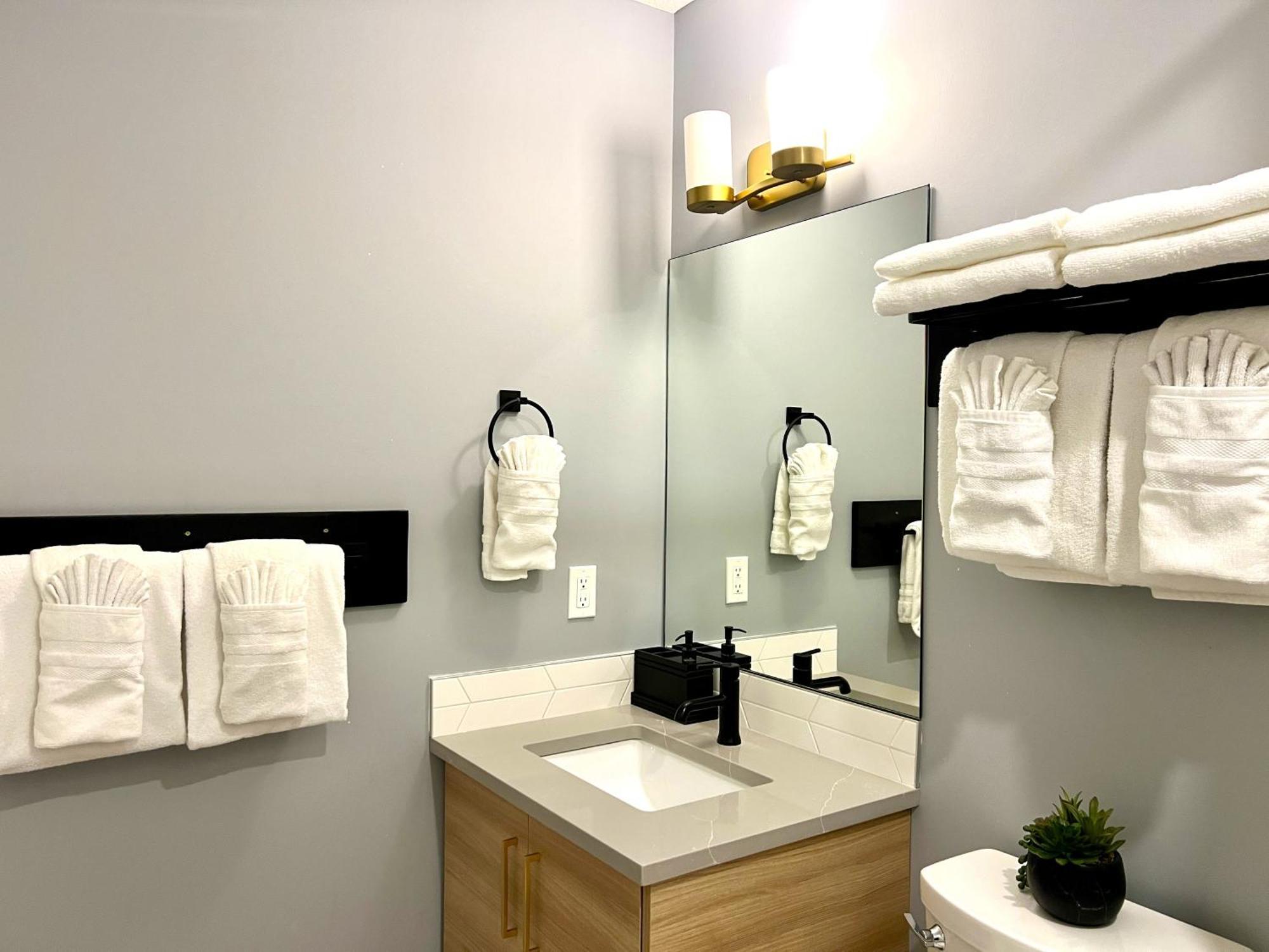 Brand New 2Br Condo With Outdoor Swimming Pool And Hot Tub Canmore Exteriör bild