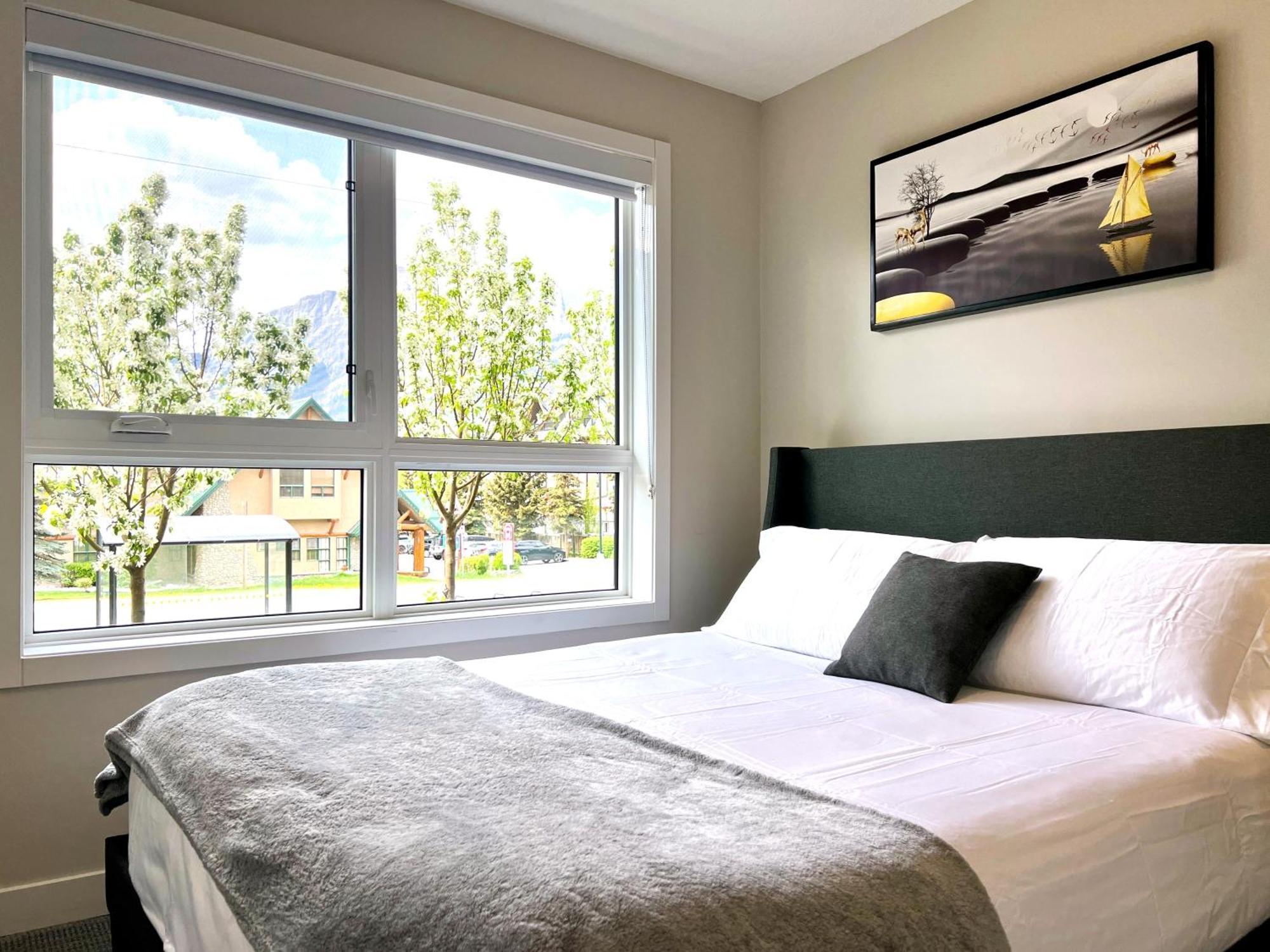 Brand New 2Br Condo With Outdoor Swimming Pool And Hot Tub Canmore Exteriör bild