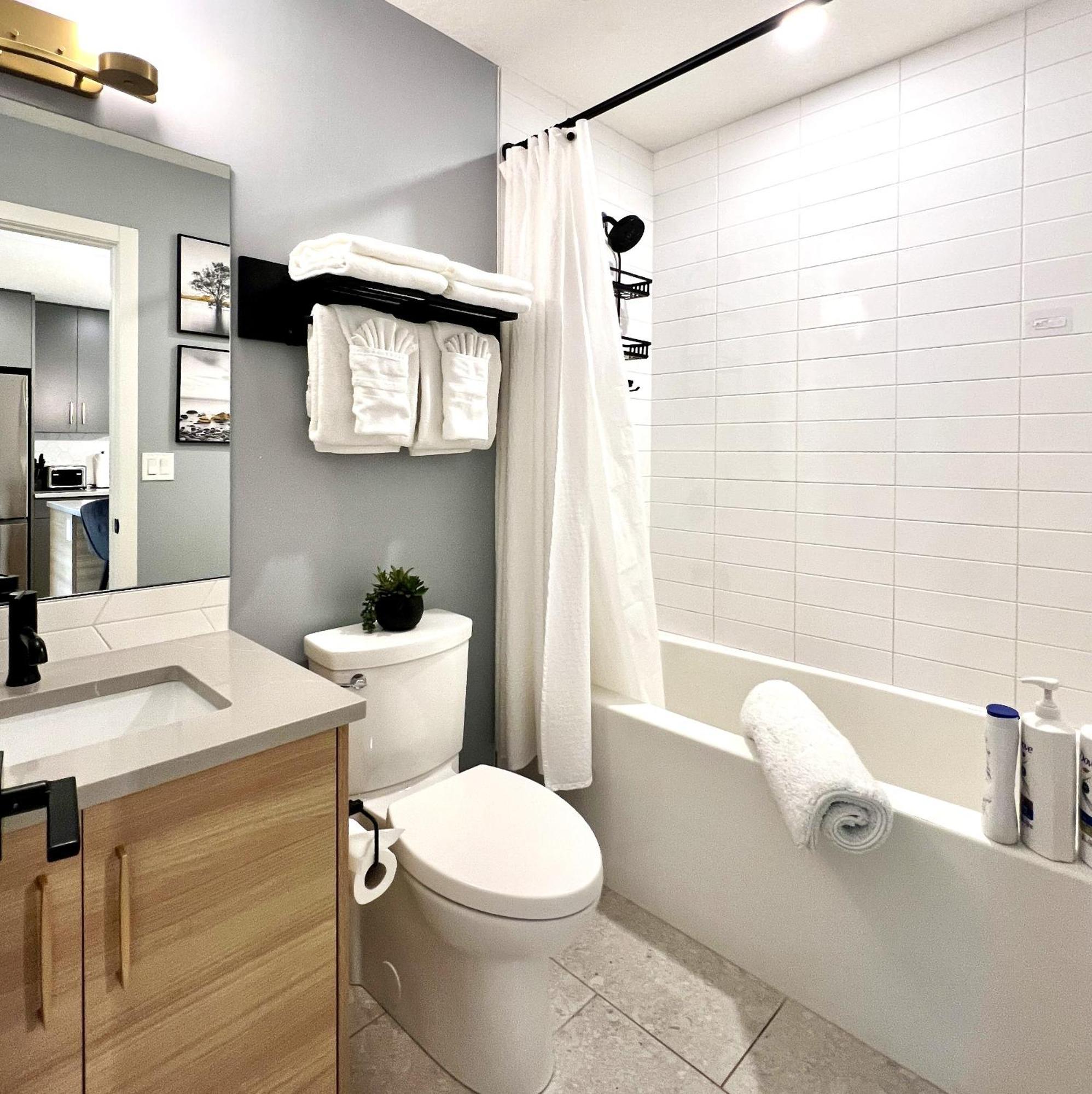 Brand New 2Br Condo With Outdoor Swimming Pool And Hot Tub Canmore Exteriör bild