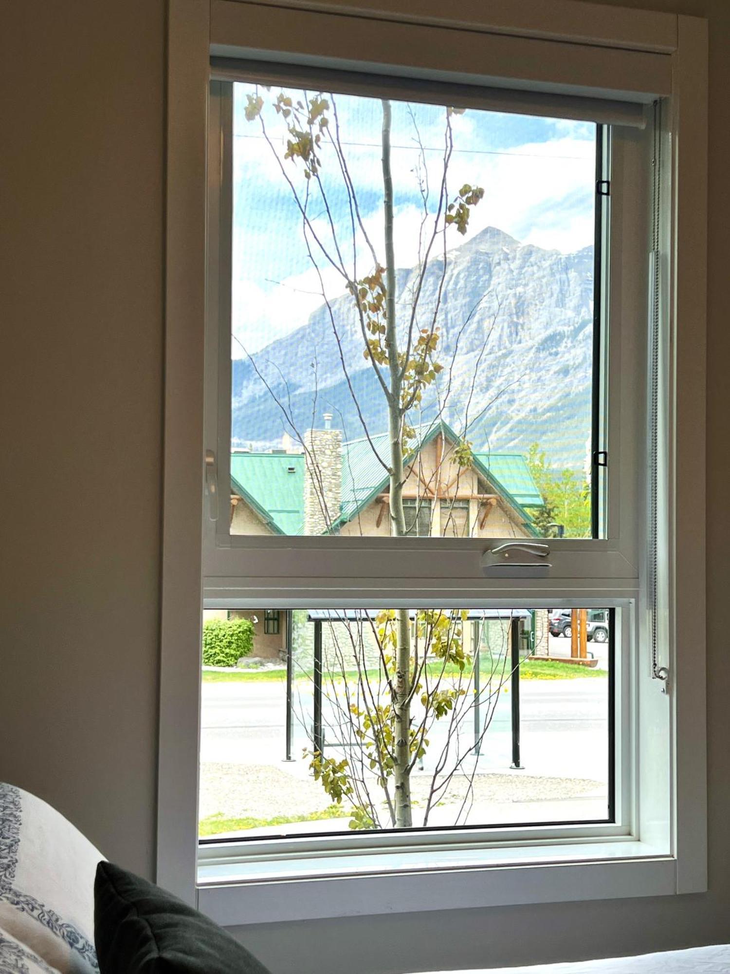 Brand New 2Br Condo With Outdoor Swimming Pool And Hot Tub Canmore Exteriör bild