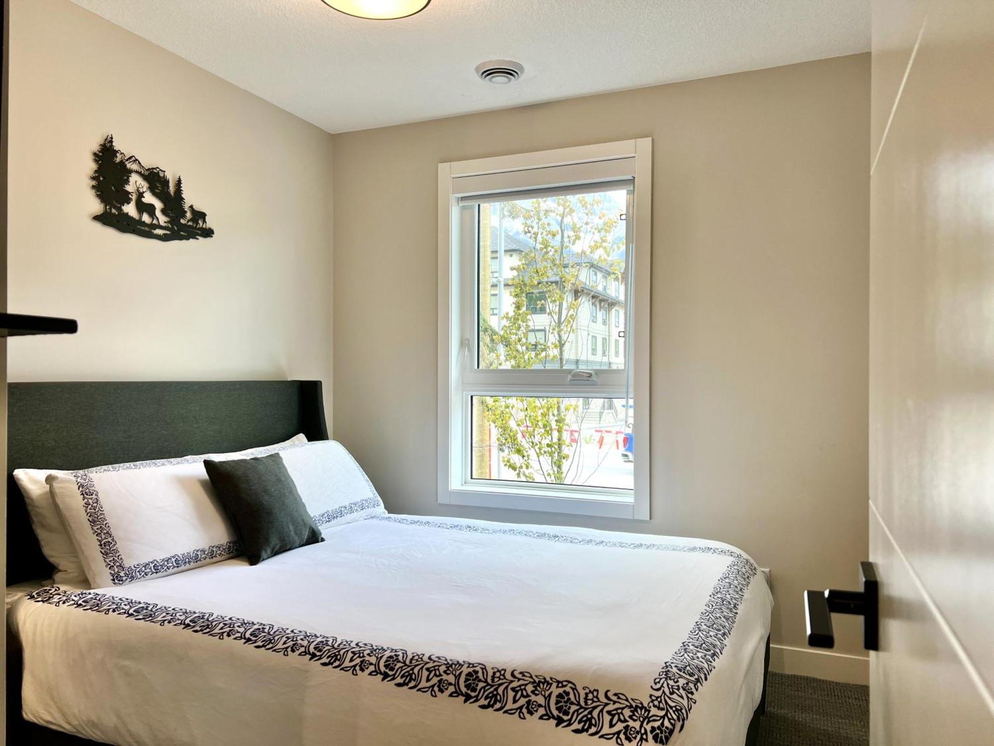 Brand New 2Br Condo With Outdoor Swimming Pool And Hot Tub Canmore Exteriör bild