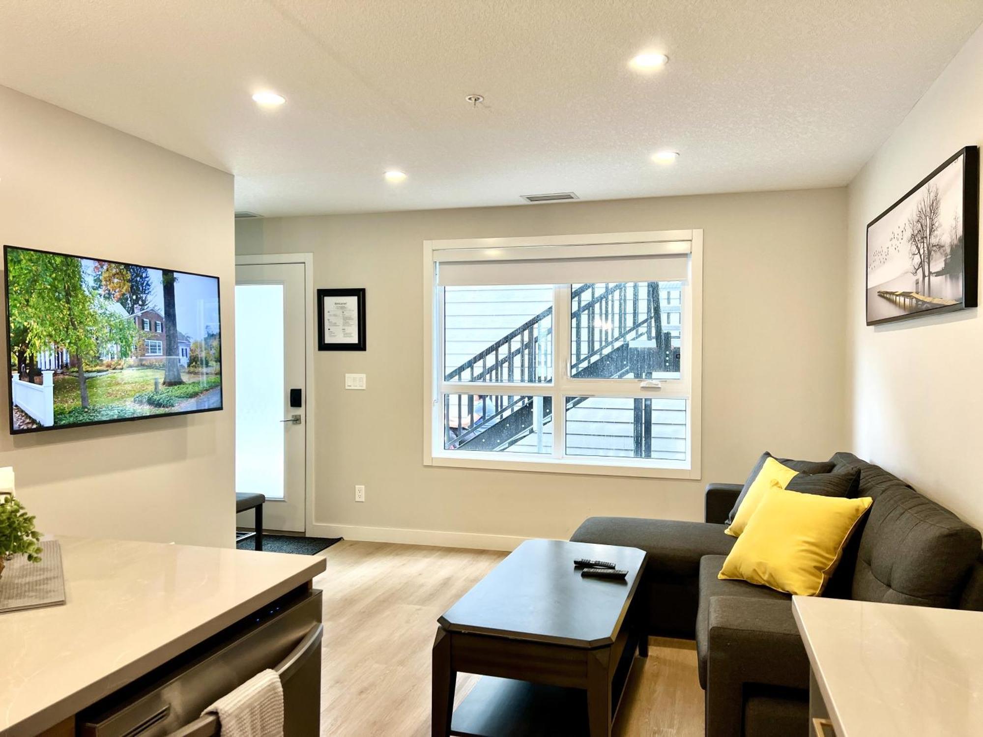 Brand New 2Br Condo With Outdoor Swimming Pool And Hot Tub Canmore Exteriör bild